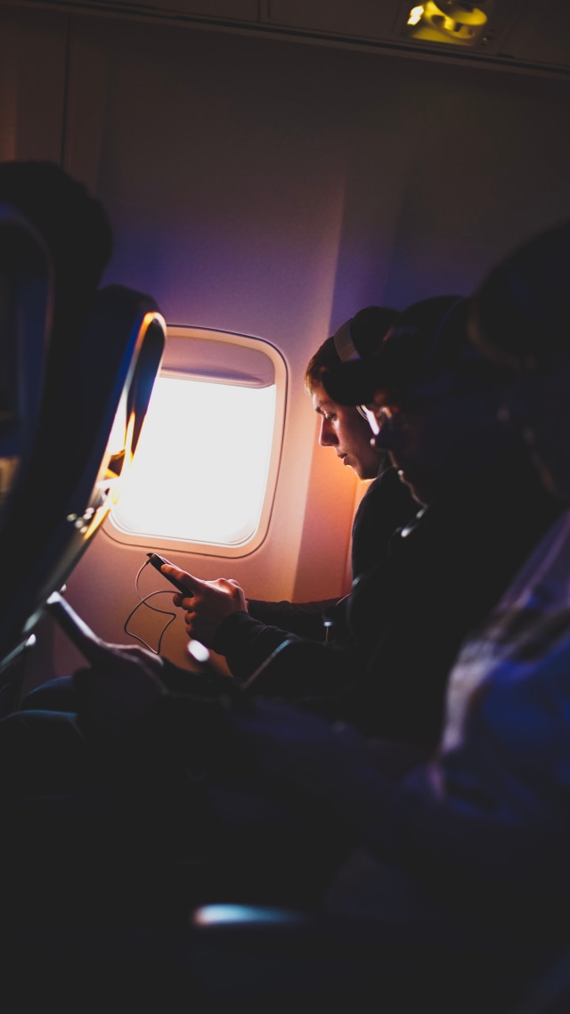 Ilustrasi penumpang yang tengah asyik menikmati perjalanan Foto: Unsplash/Daniel McCullough