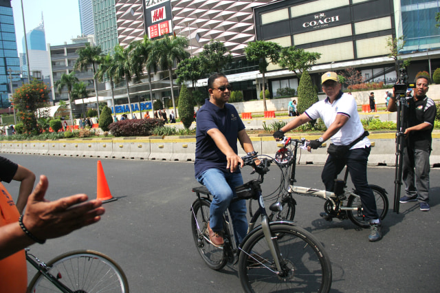 Gubernur DKI Jakarta, Anies Baswedan, memantau penertiban pedagang kaki lima (PKL) di kawasan Hari Bebas Kendaraan Bermotor (HBKB) menggunakan sepeda. Foto: Nugroho Sejati/kumparan