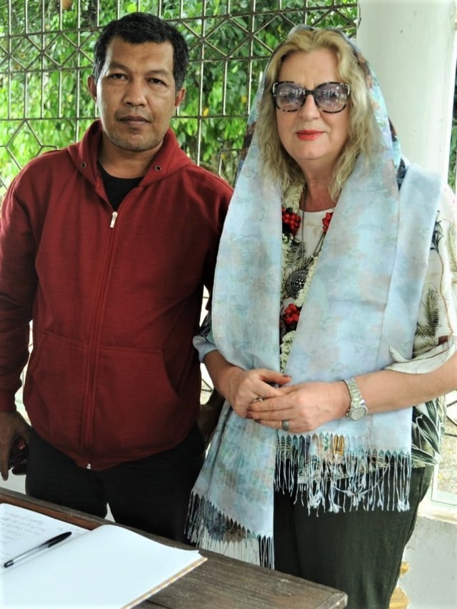 Bersama Edita Tahiri, Pemimpin Kemerdekaan Kosovo. Foto: Windy Phagta/acehkini