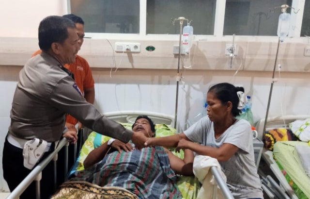 Kasatlantas Polres Tebingtinggi AKP S. Siagian menjenguk pasien yang dikabarkan meninggal dunia. Foto : Istimewa