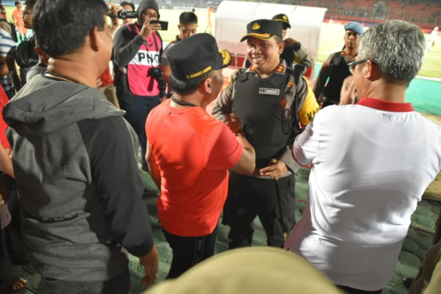 Gubernur Sugianto Sabran saat bersalaman dengan Kapolresta Palangka Raya AKBP Timbul R.K.Siregar,Jumat 01 November 2019.(FOTO: Diskominfo Provinsi Kalteng) 