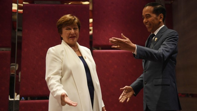 Presiden Joko Widodo (kanan) berjabat tangan dengan Direktur Pelaksana IMF Kristalina Georgieva, sebelum pertemuan bilateral disela KTT ke-35 ASEAN di Bangkok, Thailand, Minggu (3/11/2019). Foto: ANTARA FOTO/Akbar Nugroho Gumay