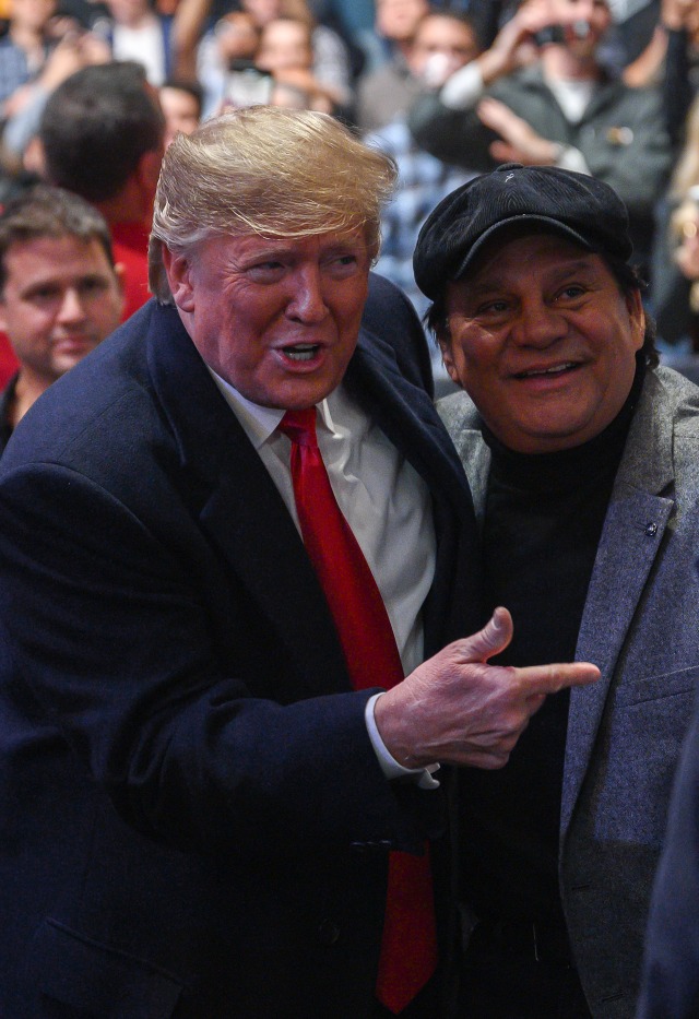 Presiden AS Donald Trump berbicara dengan petinju Panama Roberto Duran saat ia tiba untuk menghadiri Ultimate Fighting Championship (UFC) di Madison Square Garden, New York City, Sabtu (2/11/2019). Foto: AFP/ANDREW CABALLERO-REYNOLDS