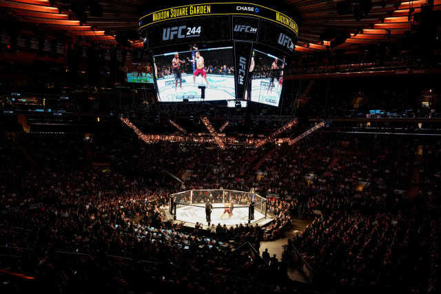 Suasana pertandingan UFC di Madison Square Garden, New York, Amerika Serikat. Foto: REUTERS/Joshua Roberts.