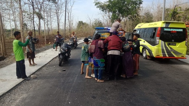 Kapolsek Margomulyo Iptu Mulyono (jaket coklat), saat mengevakuasi korban kecelakaan di jalan raya Bojonegoro - Ngawi, turut wilayah Dusun Piji Desa Sumberjo Kecamatan Margomulyo Kabupaten Bojonegoro. Minggu (03/11/2019) 