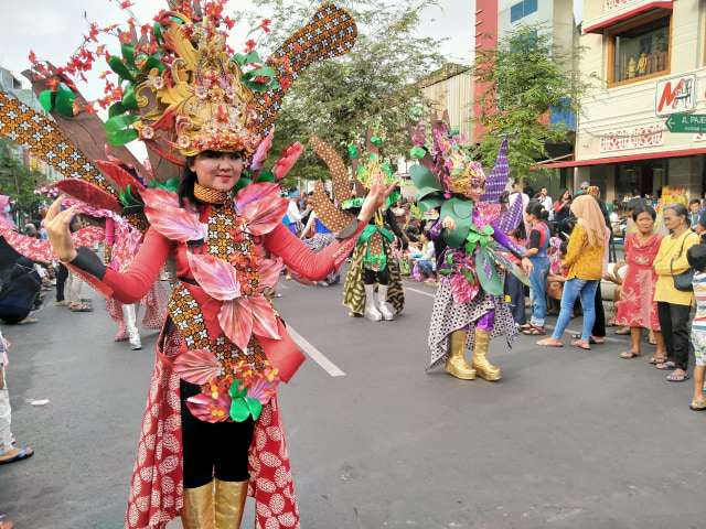 Para peserta Jogja Fashion Carnival sedang memamerkan busana ramah lingkungan di Jalan Malioboro Yogyakarta, Minggu (3/11/2019). Foto: adn.