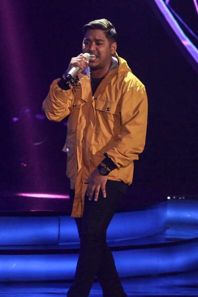 Ahmad Abdul tampil pada Indonesian Idol 2018 di Jakarta, Senin (19/3). Foto: ANTARA FOTO/Muhammad Adimaja