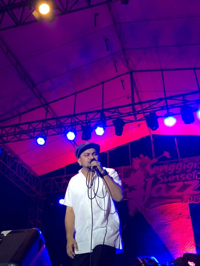 Tompi tampil di Senggigi Sunset Jazz, Minggu (3/11) Foto: DN Mustika Sari/kumparan