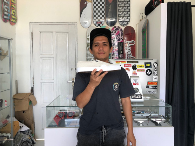 Bento berpose dengan salah satu produk dari brand sepatu miliknya, Instinct Footwear | Photo by Karja (Nadya)