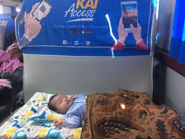 Yang Sebaiknya Dilakukan Saat Membawa Bayi Naik Kereta Api