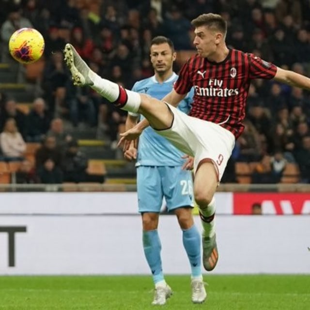 Aksi Piatek di laga Milan vs Lazio Foto: Twitter @acmilan