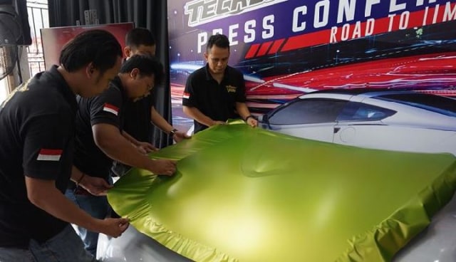 Ilustrasi pasang sticker di body mobil. Foto: dok. Istimewa