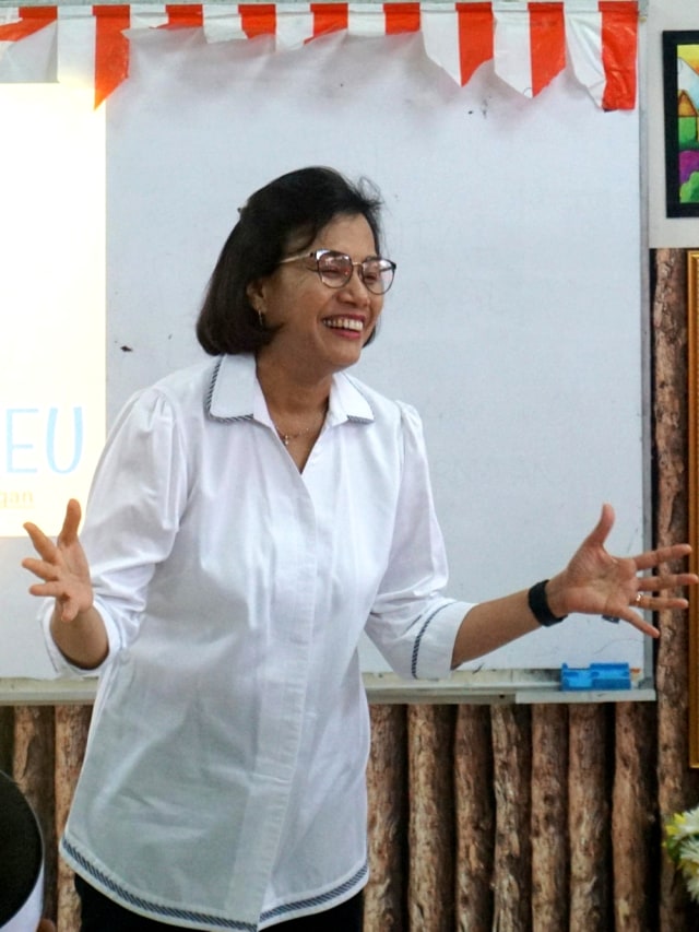 Menteri Keuangan Sri Mulyani memberi penjelasan kepada para siswa saat mengajar di SD Negeri 1 Kenari, Jakarta Pusat, Senin (4/11/2019). Foto: Nugroho Sejati/kumparan