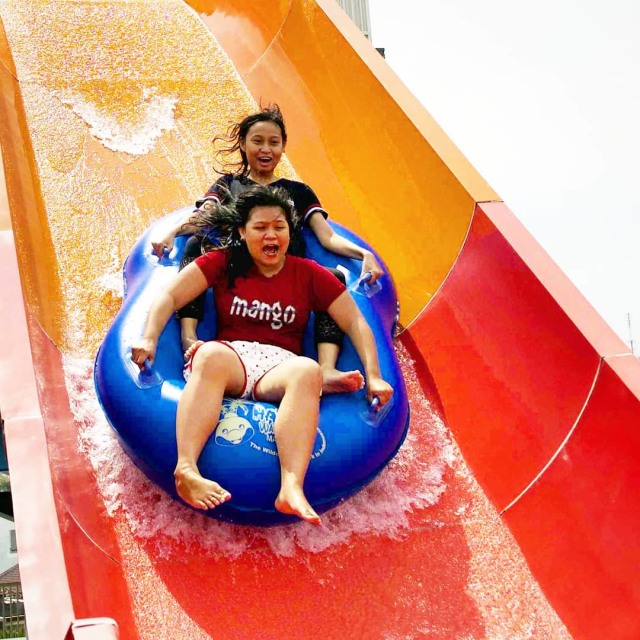 Dua orang pengunjung menikmati Jet Coaster Slide di Hawai Waterpark Malang. Foto: dokumen.