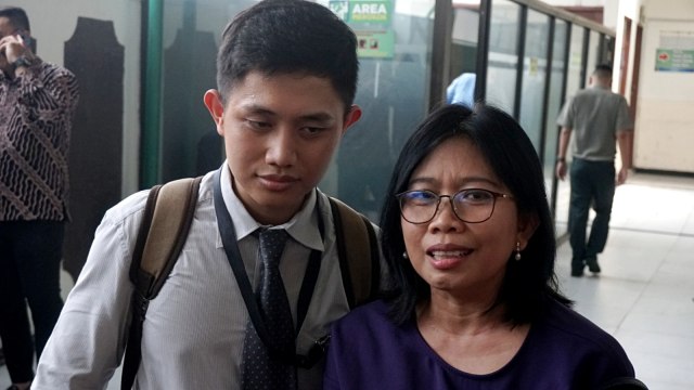 Yustina Supatmi (kanan), orang tua dari BB, murid Kolese Gonzaga yang tak naik kelas. Foto: Iqbal Firdaus/kumparan