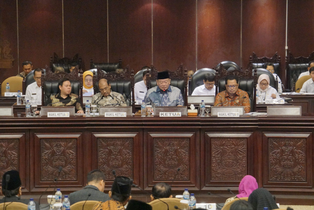Ketua DPD RI La Nyalla Mattalitti (tengah) saat memimpin sidang paripurna luar biasa DPD RI ke-1 di komplek Parlemen Senayan, Jakarta, Senin (4/11/2019). Foto: Helmi Afandi Abdullah/kumparan