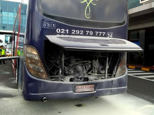 Kebakaran bus Sriwijaya Airlines di Bandara Internasional I Gusti Ngurah Rai, Bali, Senin (4/11/2019). Foto: Dok. Istimewa