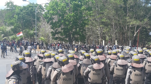 Demonstrasi menuntut kasus tewasnya Randy dan Yusuf Kardawi terus digelar di Polda Sultra. Foto: Wiwid Abid Abadi/kendarinesia
