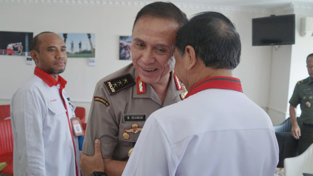 Ketua Umum PSSI, Komisaris Jenderal Mochamad Iriawan  bersalaman dengan Menpora Zainudin Amali. Foto: Helmi Afandi Abdullah/kumparan