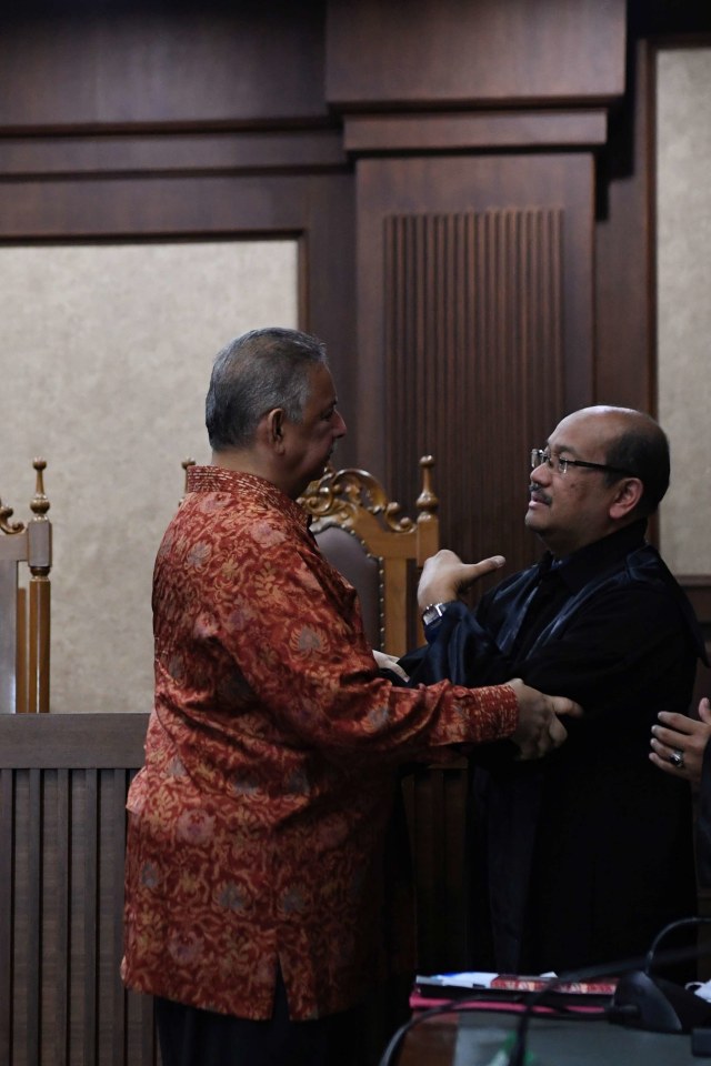 Mantan Dirut PLN Sofyan Basir (kiri) berjabat tangan dengan kuasa hukumnya usai pembacaan putusan di Pengadilan Tipikor, Jakarta, Senin (4/11/2019). Foto: ANTARA FOTO/Puspa Perwitasari