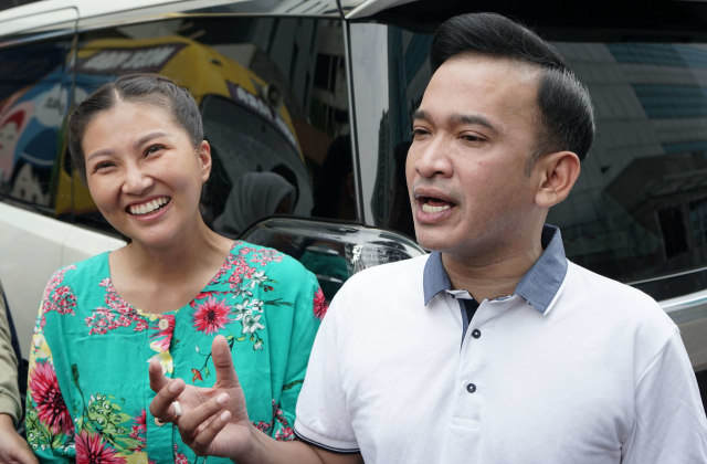 Presenter Ruben Onsu bersama istrinya Sarwendah saat ditemui di kawasan Kapten Tendean, Jakarta Selatan, Senin, (4/11/2019). Foto: Dok. Ronny
