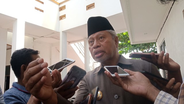 Wali Kota Ternate, Burhan Abdurahman usai menghadiei rapat paripurna, Senin (4/11). Foto: Rizal Syam/cermat