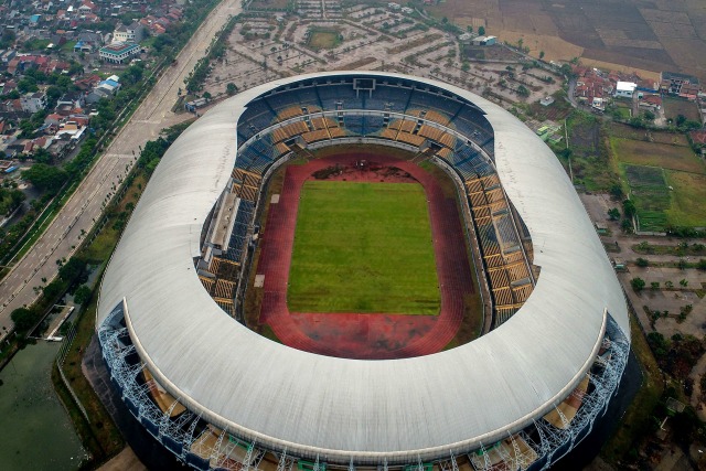 Foto udara Stadion Gelora Bandung Lautan Api (GBLA) di Gedebage, Bandung, Jawa Barat, Senin (4/11/2019). Foto: ANTARA FOTO/Raisan Al Farisi