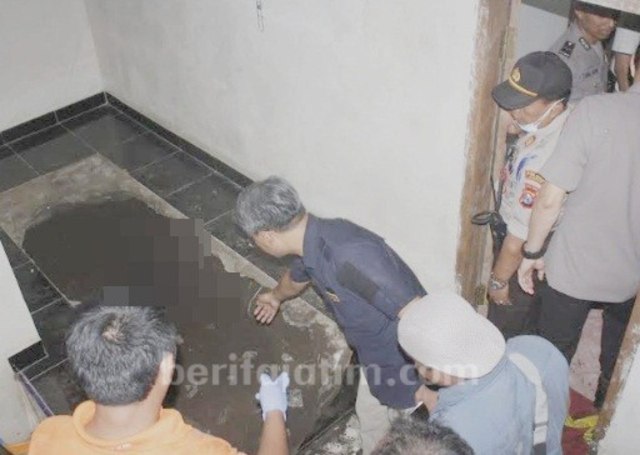 Pria Ini Dibunuh dan Dikubur di Bawah Lantai Musala Dapur