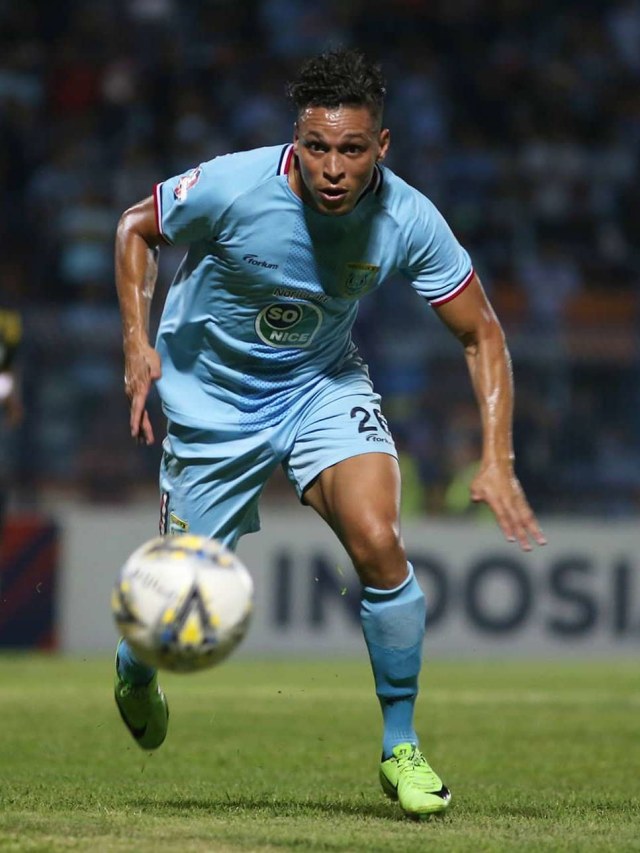 Pemain sayap Persela Lamongan, Rafinha, saat menjalani pertandingan kontra Barito Putera. Foto: Instagram/@perselafc