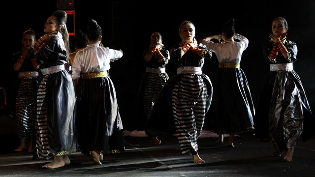 Sejumlah penari menarikan Tari Bosu, tarian tradisional Suku Buton saat malam pagelaran seni Hari Pangan Sedunia di eks MTQ Square, Kendari, Sulawesi Tenggara, Senin (4/11/2019). Foto: ANTARA FOTO/Jojon