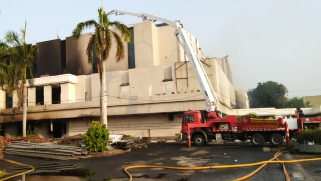 Petuga pemadam kebakaran melakukan proses pendinginan kebakaran di Gedung Hailai, Ancol, Jakarta Utara.  Foto: Fachrul Irwinsyah/kumparan