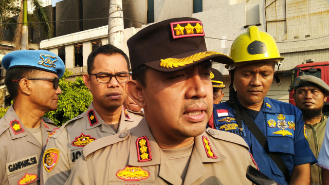 Kapolres Jakarta Utara Kombes Pol Budhi Herdi Susianto (tengah) usai meninjau lokasi kebakaran di Hailai Ancol, Jakarta Utara, Selasa (5/11). Foto: Fachrul Irwinsyah/kumparan