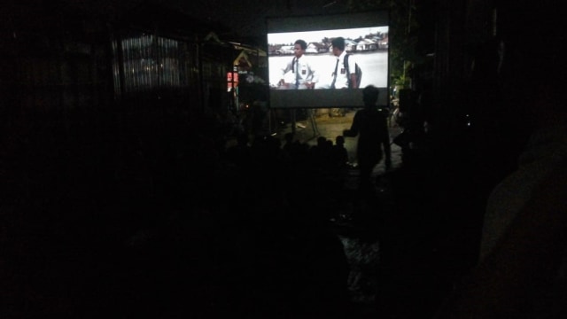 Nonton bareng layar tancap di Jalan Sartika, Kelurahan Kelayan Selatan, Kota Banjarmasin pada Senin (4/11) malam. Foto: Donny Muslim/banjarhits.id