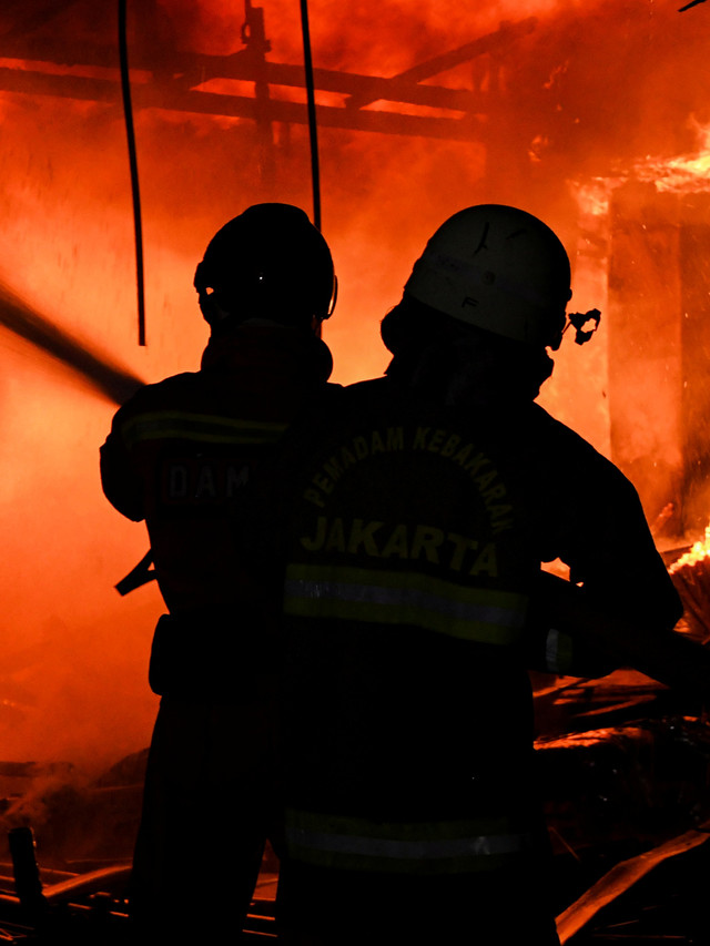 Petugas pemadam kebakaran berusaha memadamkan api yang membakar gedung Hailai di kawasan Ancol, Jakarta Utara, Selasa (5/11). Foto: ANTARA FOTO/M Risyal Hidayat
