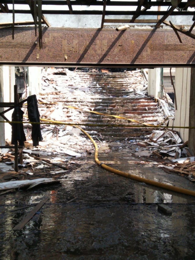 Garis polisi terpasang di bagian depan gedung Hailai Ancol, Jakarta Utara, Selasa (5/11). Foto: Fachrul Irwinsyah/kumparan