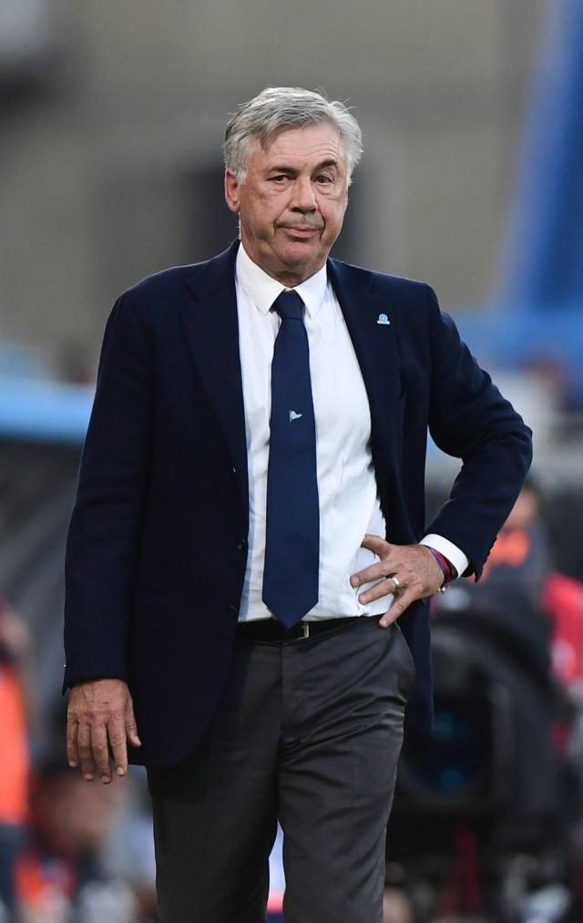 Carlo Ancelotti, tua-tua menggoda. Foto: AFP/Miguel Medina