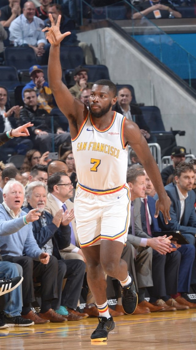 Aksi Eric Paschall di laga menghadapi Portland Trail Blazers. Foto: Golden State Warriors