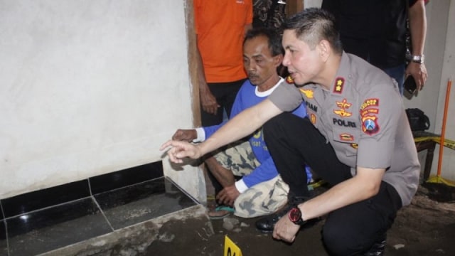 Kapolres Jember AKBP Alfian Nurrizal saat memantau pembongkaran lantai mushalla untuk autopsi jasad korban pembunuhan yang dicor. Foto: Dok. Polres Jember