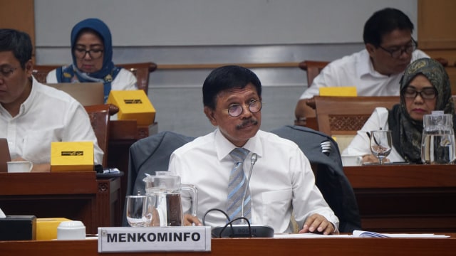 Menteri Komunikasi dan Informatika Johnny G Plate melakukan rapat kerja bersama Komisi I DPR RI di Komplek Parlemen. Foto:  Fanny Kusumawardhani/kumparan
