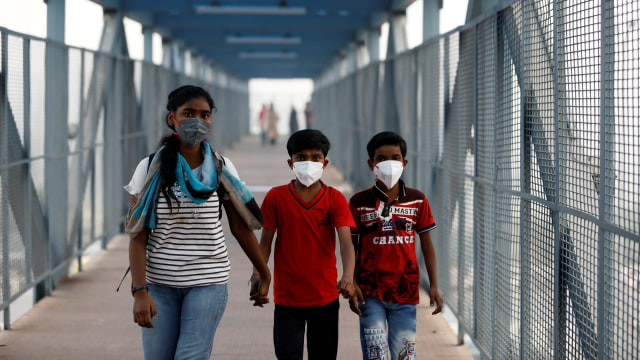 Ilustrasi anak-anak memakai masker. Foto: Reuters/Anushree Fadnavis