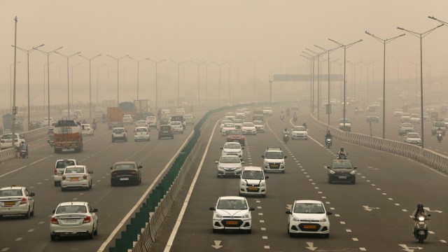 Suasana jalan tol di Delhi, India, yang diselimuti polusi udara. Foto: Reuters/Anushree Fadnavis