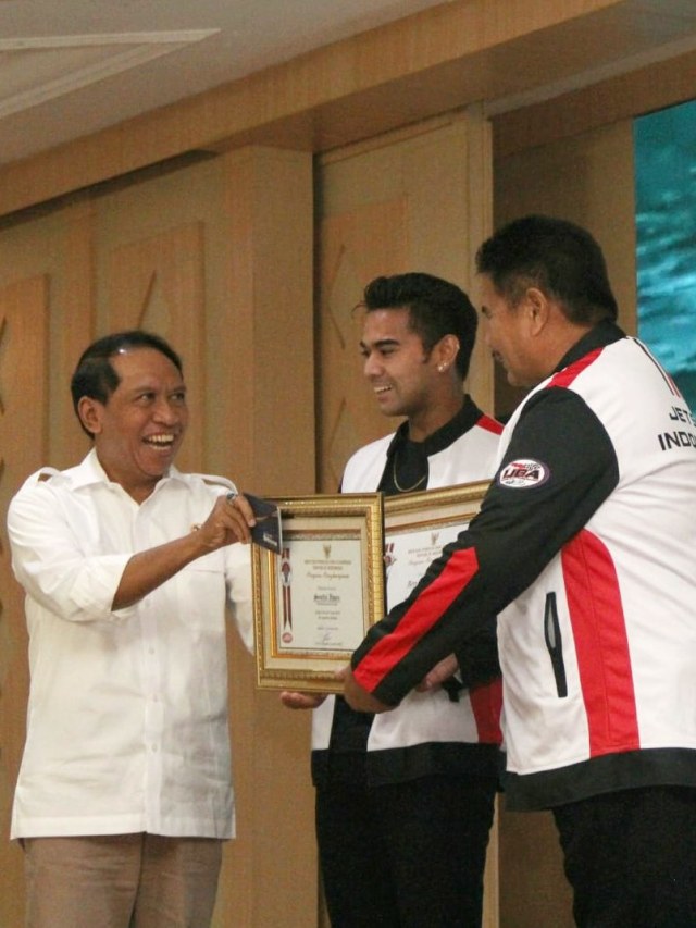 Menpora Zainudin Amali (kiri) memberikan bonus kepada atlet juara dunia di Kantor Kemenpora, Jakarta, Selasa (5/11/2019). Foto: Nugroho Sejati/kumparan 