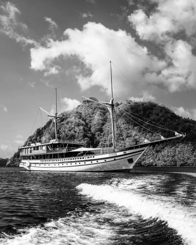Kapal Pinisi Yacht yang disewa Nikita Willy saat liburan ke Banda Neira, Ambon, Maluku. Foto: IG @indpriw