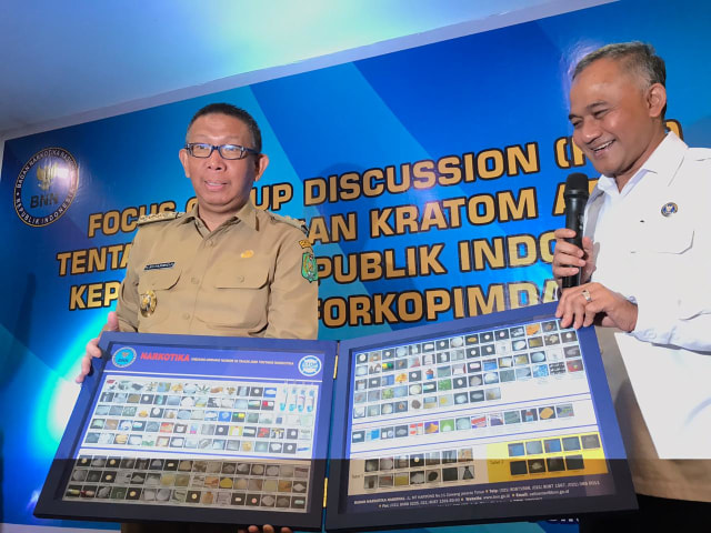 Gubernur Kalimantan Barat Sutarmidji dan Kepala BNN Heru Winarko, berfoto bersama usai Focus Group Discussion terkait tanaman kratom. Foto: Teri/Hi!Pontianak