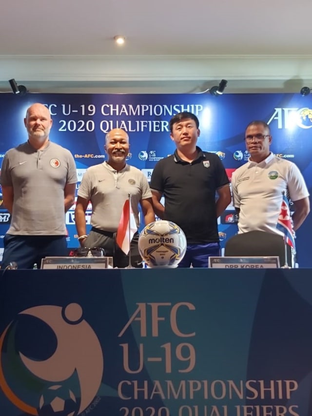 (kiri-kanan) Pelatih Hong Kong Tholakur Mararnason, Pelatih Indonesia, Fakhri Husaini, Pelatih Korea Utara Park Kyong Bong, Asisten Pelatih,Timor Leste Eduardo Pereira saat melakukan Kualifikasi Piala Asia U-19 2020 Grup K. Foto: Alan Kusuma/kumparan
