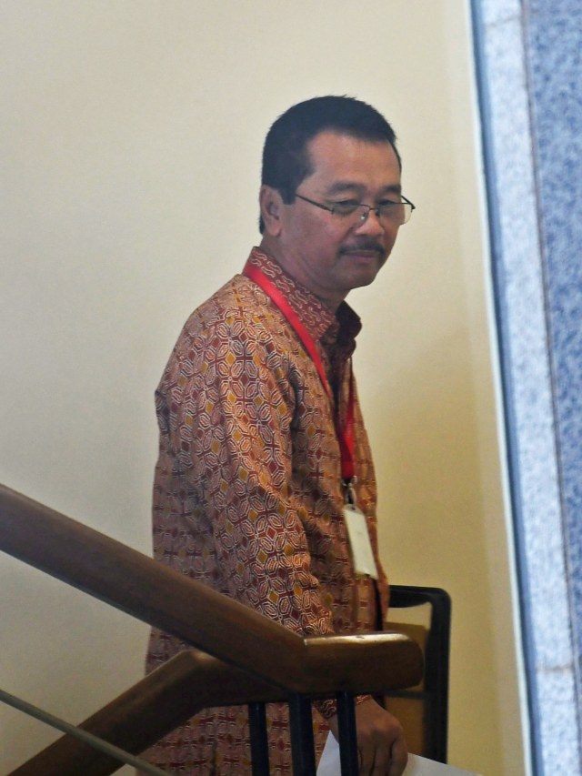 Mantan Managing Director Pertamina Energy Service Pte. Ltd. (PES) yang juga mantan Dirut Pertamina Energy Trading (PETRAL) Bambang Irianto di Gedung KPK.  Foto: ANTARA FOTO/Aditya Pradana Putra