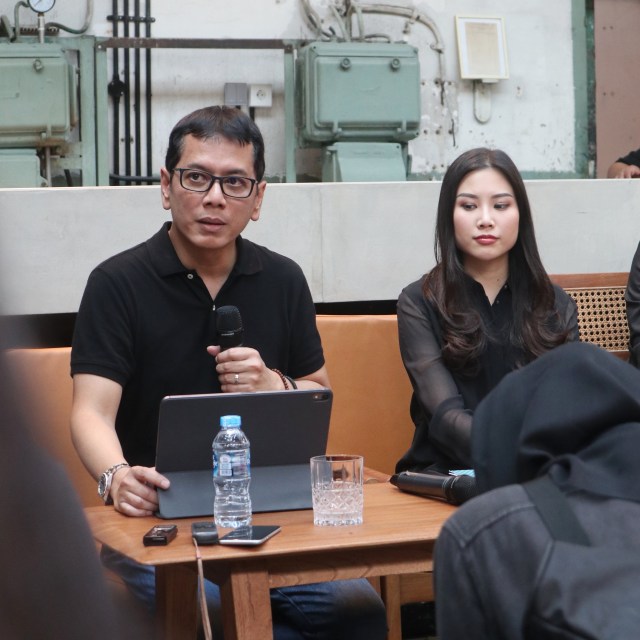 Menparekraf Wishnutama dan Wamenparekraf Angela dalam acara Ngopi Bareng di Oeang, M Bloc Space, Selasa (5/11). Foto: Helinsa Rasputri/kumparan