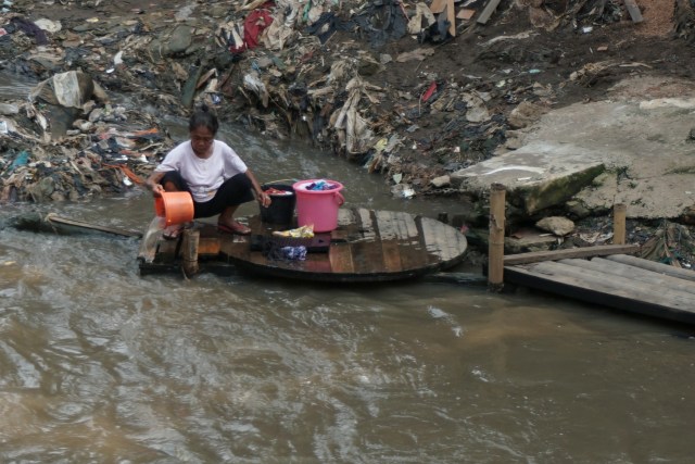 Seorang ibu mencuci baju di bantaran kali di kawasan Manggarai, Jakarta, Selasa (5/11). Foto: Iqbal Firdaus/kumparan