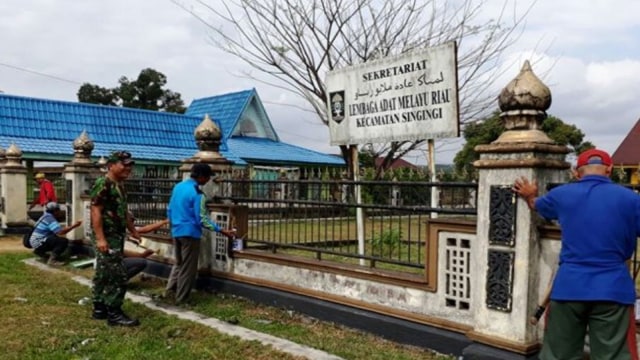 Renovasi dan pengecetan pagar kantor Lembaga Adat Melayu Riau Kecamatan Singingi, Kabupaten Kuantan Singingi (Kuansing), Riau.