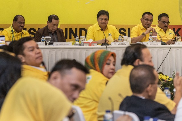 Ketua umum DPP Partai Golkar Airlangga Hartarto (tengah) memimpin rapat pleno di Kantor DPP, Slipi, Jakarta, Selasa (5/11). Foto: ANTARA FOTO/Aprillio Akbar